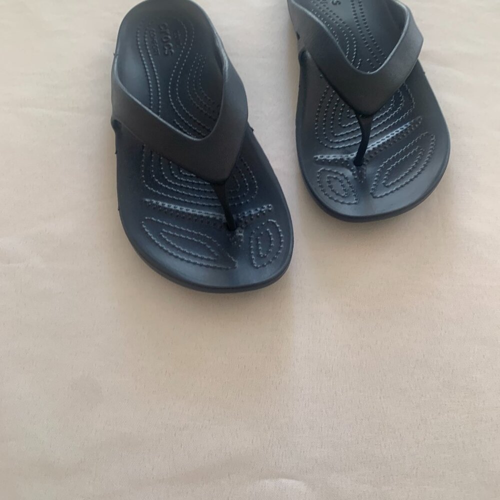 CROCS Navy Size 8 Thong Flip Flops NWOT - Picture 2 of 6